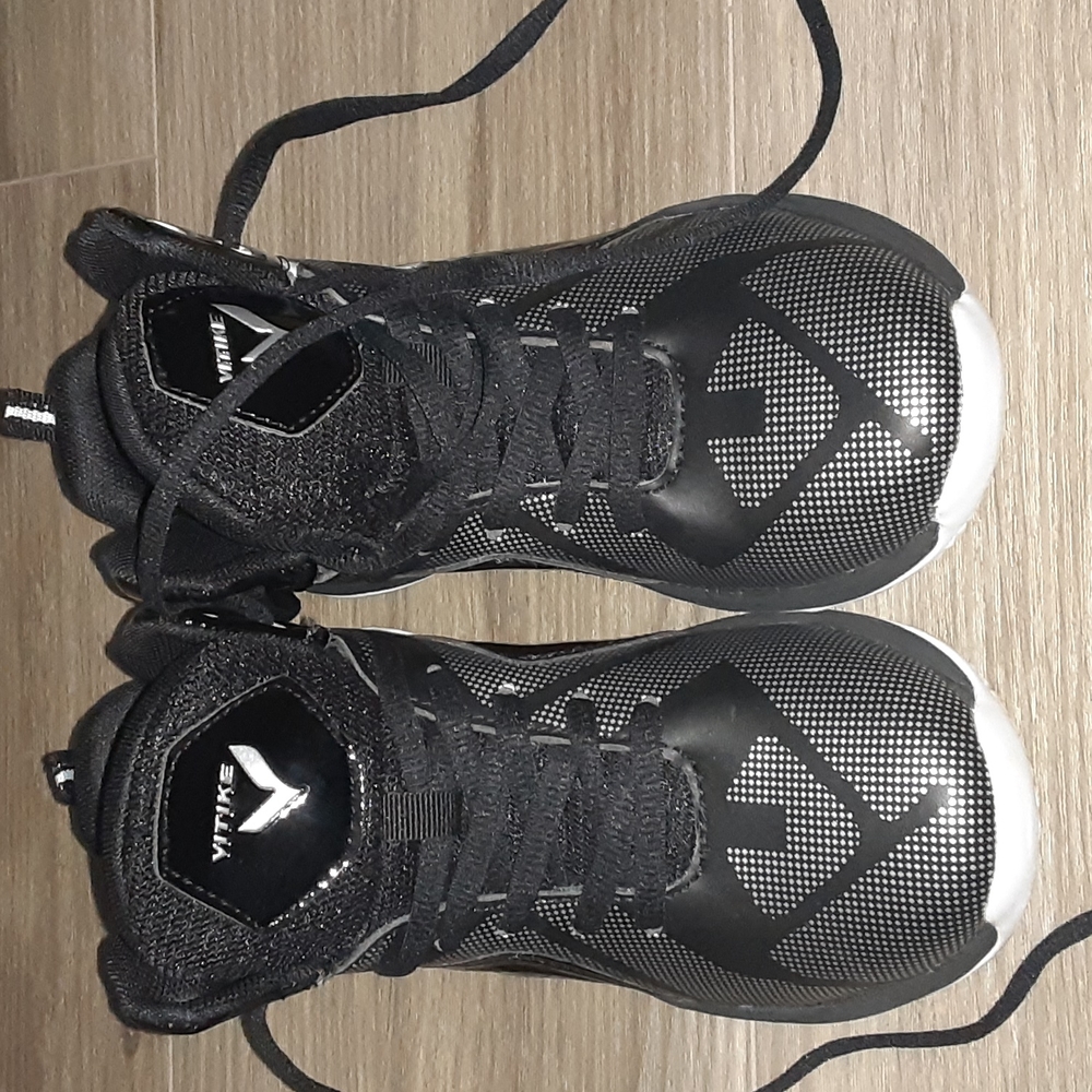 Kids basketball shoes